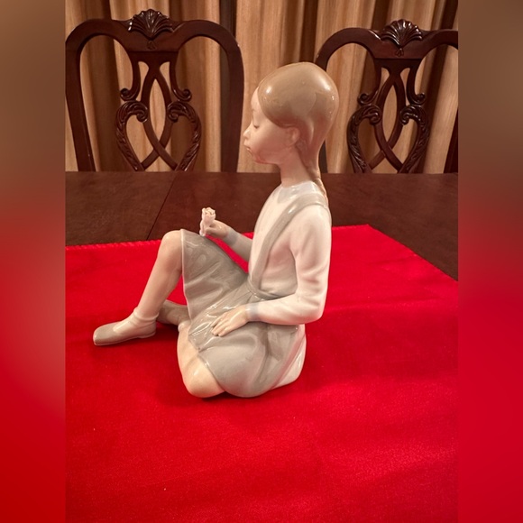 Lladro Handmade in Spain-Porcelain Figurine of “Girl w/Flower” Excellent Cond - Picture 3 of 9